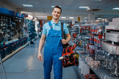 专业五金店选购指南 制服装束与工具的高效协作