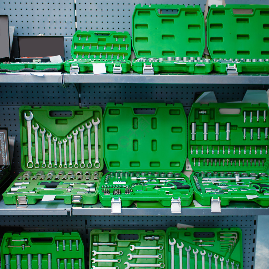 有棘轮头的工具箱在工具商店特写镜头没人选择在五金店中的设备在超市